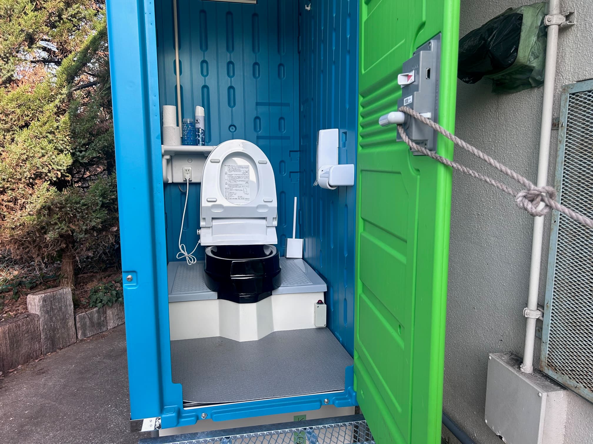 清潔で広々としたウォータストイレの室内