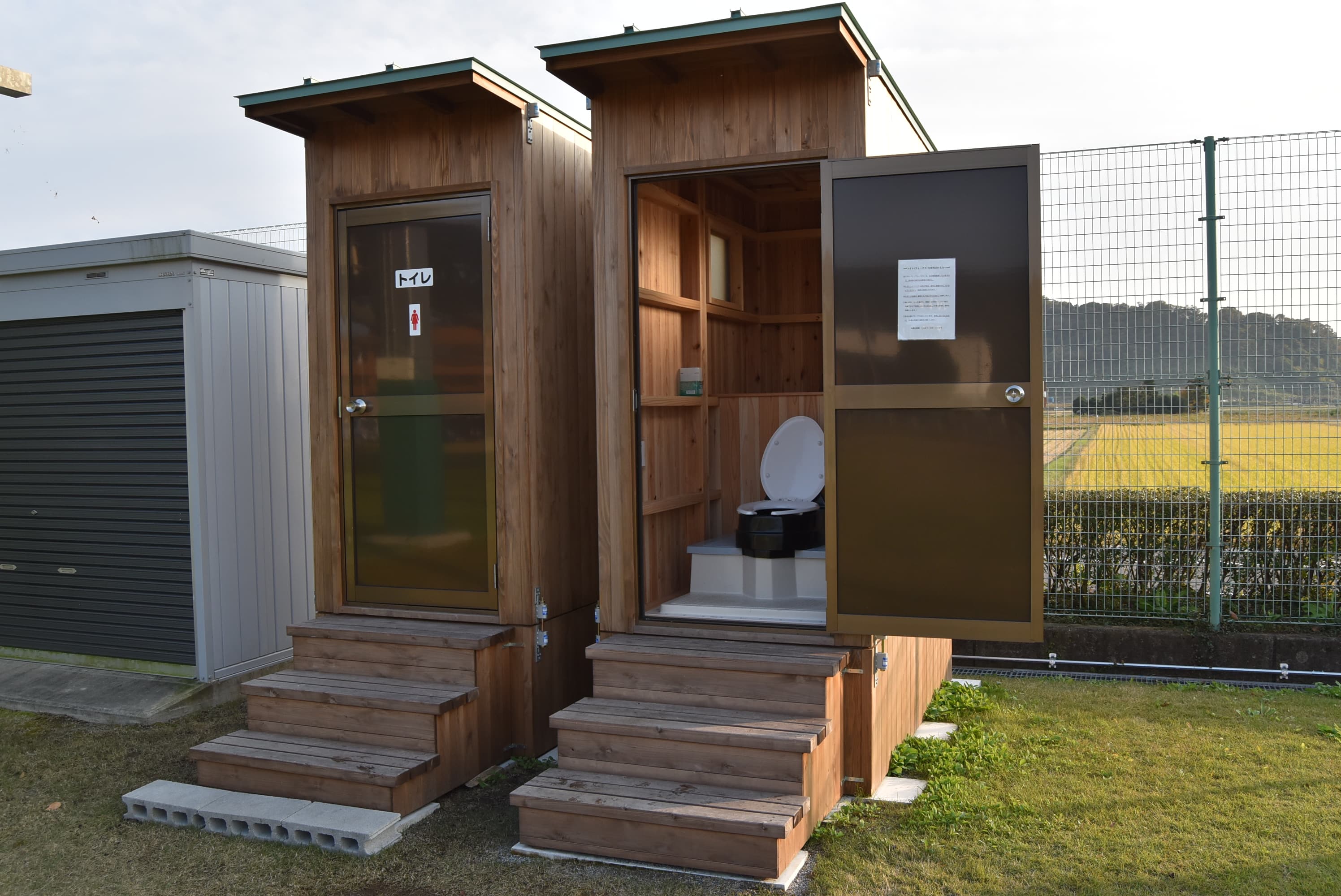 ウォータストイレが並んで設置された工場の様子